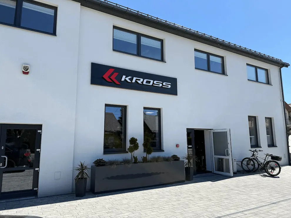 Wnętrze sklepu rowerowego Brylant w Tuchowie — salon KROSS Premium z ekspozycją rowerów MTB, szosowych, e-bike i akcesoriów